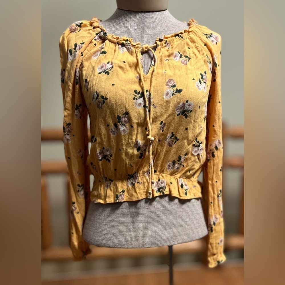 🌼 Hollister Yellow Floral Peasant Blouse – Size Small 🌼